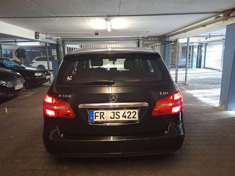 Gebraucht Mercedes B180 122 PS (89 kW) 2013 Schwarz Van / Kleinbus