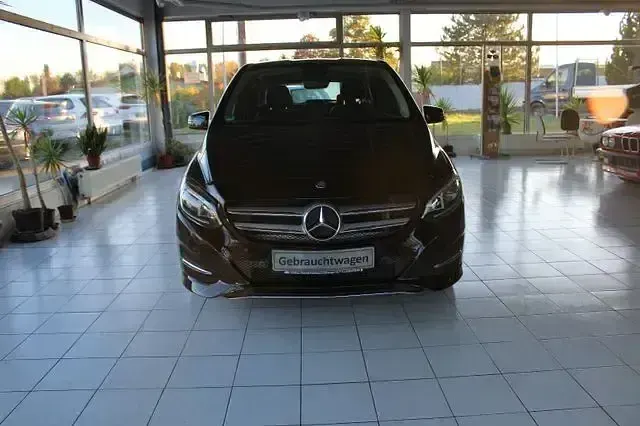 Gebraucht Mercedes B200 156 PS (114 kW) 2015 Kosmosschwarz Kleinwagen