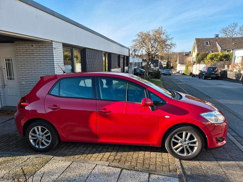 Gebraucht Toyota Auris 101 PS (74 kW) 2009 Rot Kleinwagen