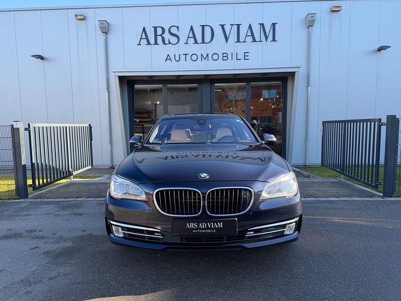 Blau Gebraucht 2013 BMW 750 Limousine | 16.480 € (Fairer Preis) - Bild 1/4