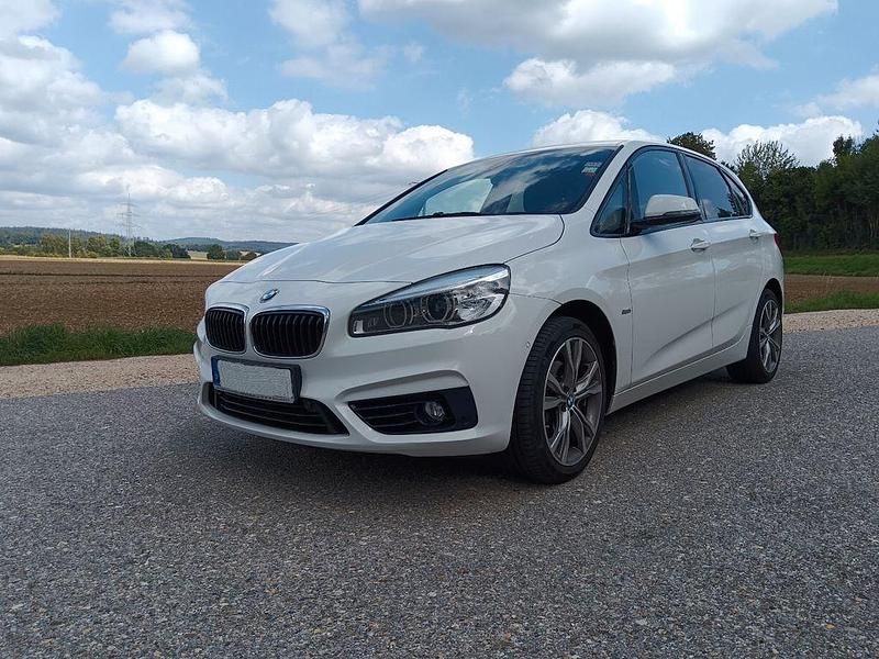 Weiß Gebraucht 2016 BMW 218 Active Tourer Luxury Line Van / Kleinbus | 12.000 € (Fairer Preis) - Bild 1/4