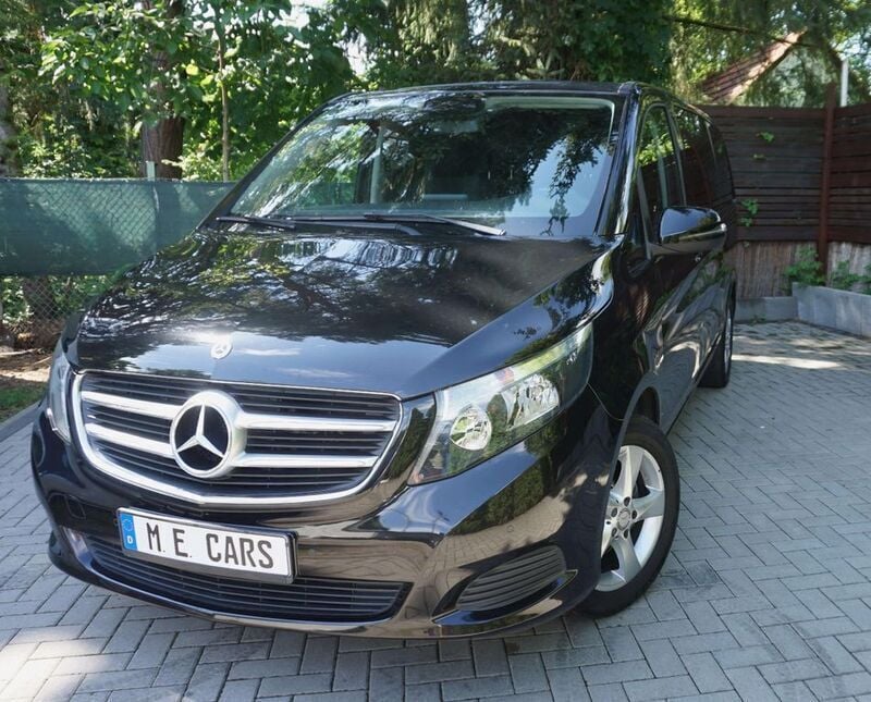 Obsidianschwarz metallic Gebraucht 2018 Mercedes V220 Van / Kleinbus | 32.500 € (Guter Preis) - Bild 1/4