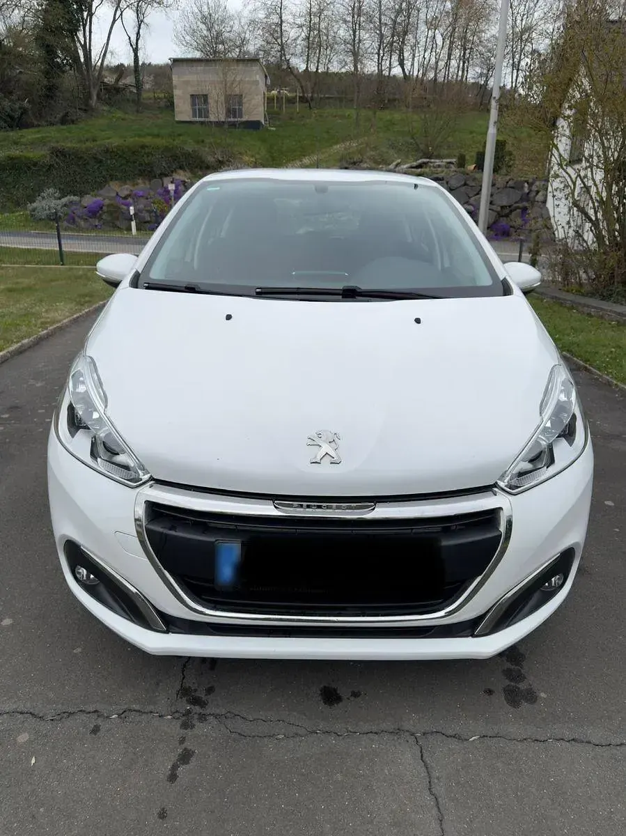 Gebraucht Peugeot 208 Active 99 PS (72 kW) 2017 Weiß Kleinwagen
