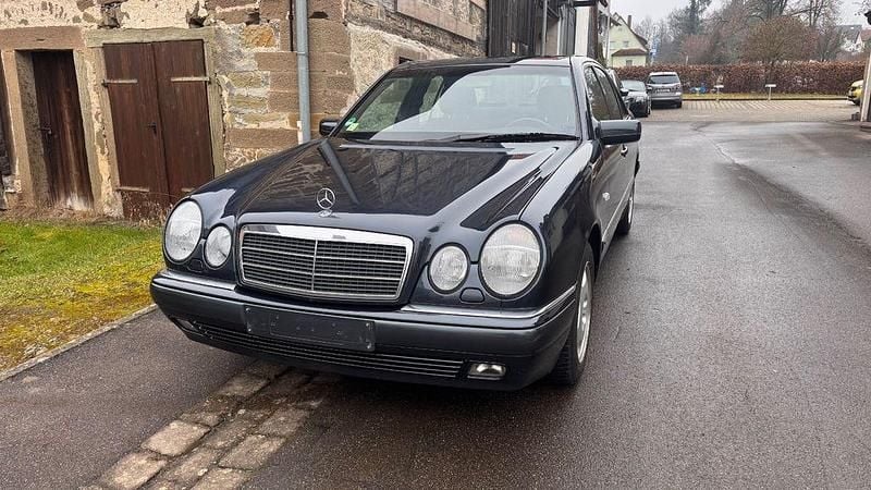 Blau Gebraucht 1997 Mercedes E280 Limousine | 4.450 € (Guter Preis) - Bild 1/4