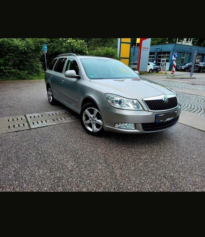 Beige Gebraucht 2012 Skoda Octavia Ambition Kombi | 5.399 € (Superpreis) - Bild 1/4