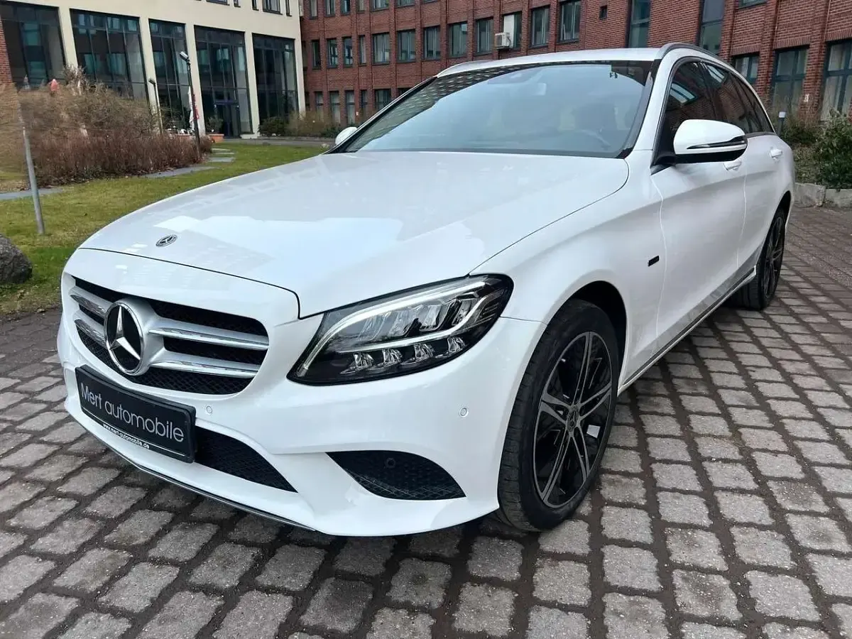 Używany Mercedes C300e 194 KM (142 kW) 2020 Biały Kombi
