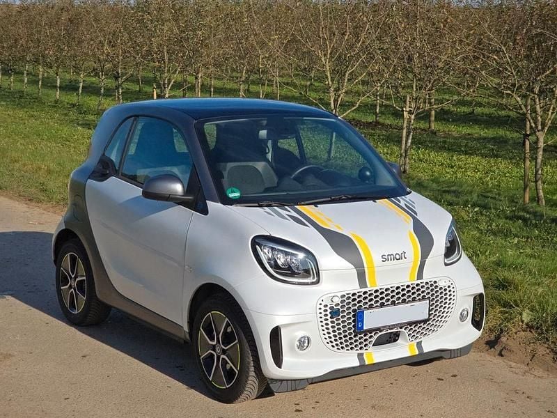 Weiß Gebraucht 2023 Smart ForTwo Electric Drive Coupé | 12.500 € (Fairer Preis) - Bild 1/4