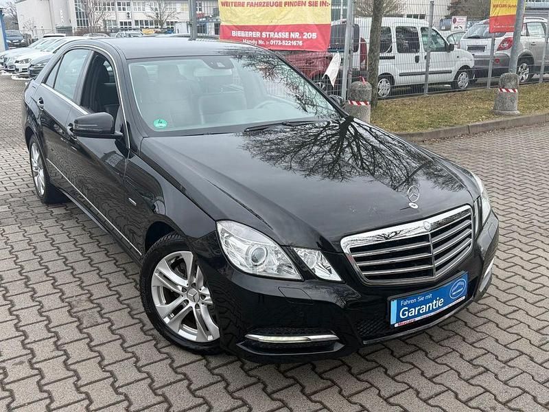 Schwarz Gebraucht 2010 Mercedes E200 Avantgarde Limousine | 14.850 € (Etwas zu teuer) - Bild 1/4
