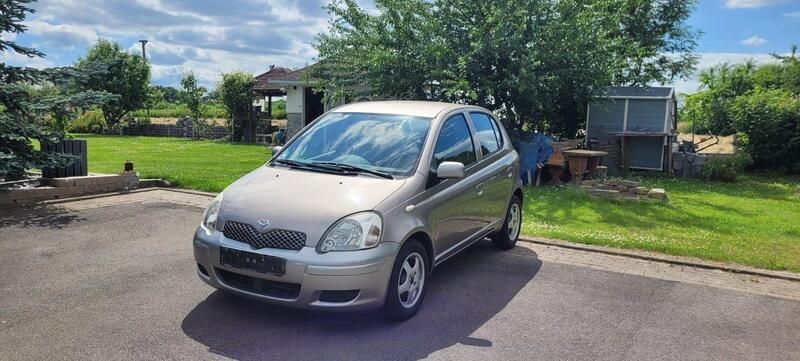 Grau Gebraucht 2003 Toyota Yaris Kleinwagen | 2.300 € (Fairer Preis) - Bild 1/4
