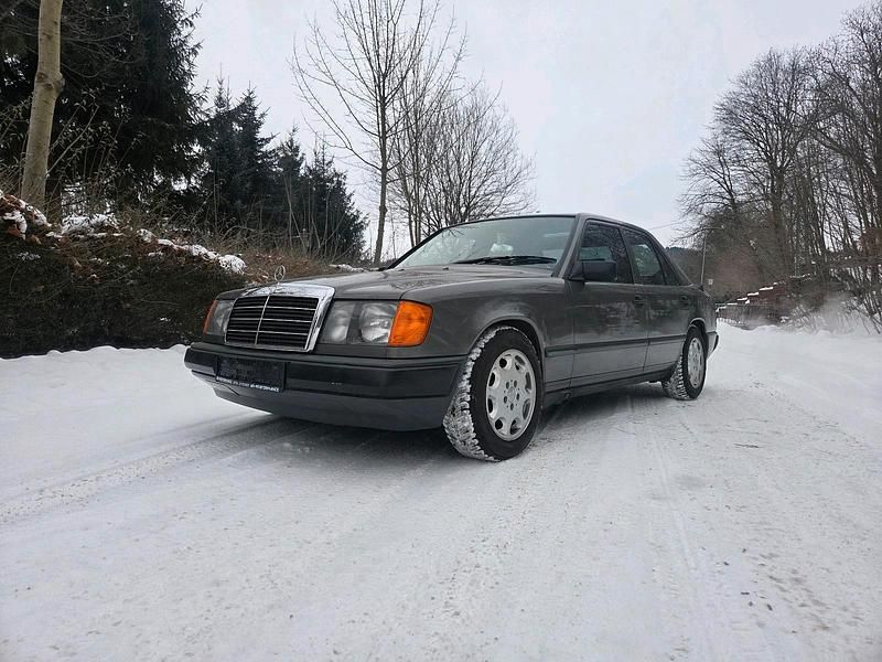 Grau Gebraucht 1988 Mercedes 260 Limousine | 4.199 € - Bild 1/4