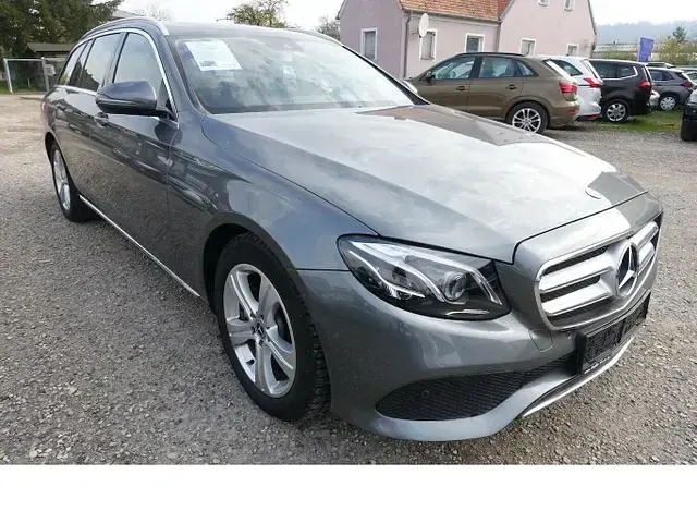 Gebraucht Mercedes E220 Avantgarde 194 PS (142 kW) 2017 Grau metallic Kombi
