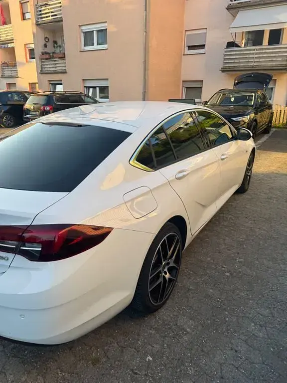 Gebraucht Opel Insignia Edition 140 PS (102 kW) 2018 Weiß Limousine