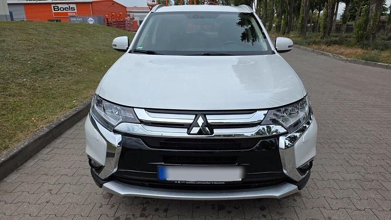 Weiß Gebraucht 2017 Mitsubishi Outlander Diamant Edition SUV | 13.400 € (Fairer Preis) - Bild 1/4