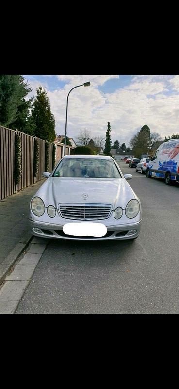 Silber Gebraucht 2003 Mercedes E220 Limousine | 3.200 € - Bild 1/4