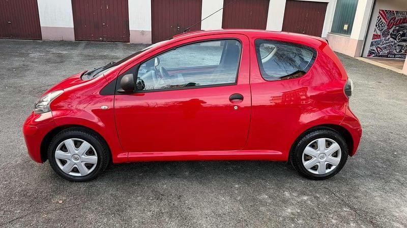 Gebraucht Toyota Aygo 68 PS (50 kW) 2009 Rot Kleinwagen