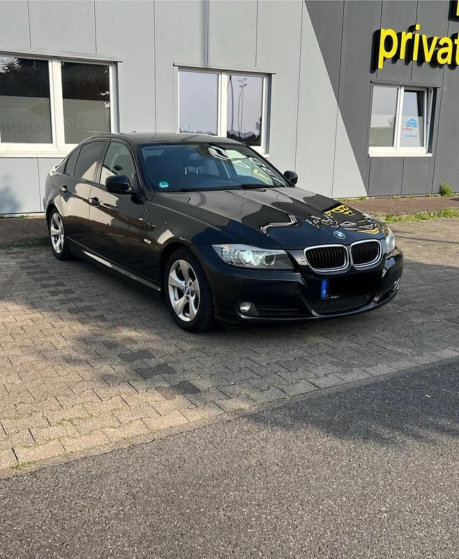 Schwarz Gebraucht 2011 BMW 320 Limousine | 5.899 € (Fairer Preis) - Bild 1/4
