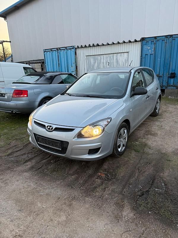 Silber Gebraucht 2009 Hyundai i30 Comfort Kleinwagen | 1.900 € (Fairer Preis) - Bild 1/4