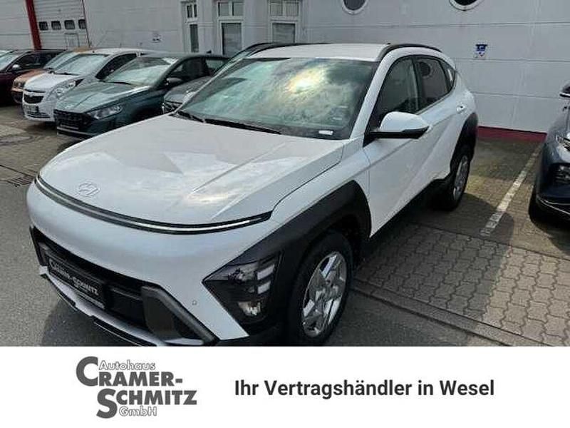 Weiss Gebraucht 2023 Hyundai Kona Trend SUV | 28.490 € (Fairer Preis) - Bild 1/4