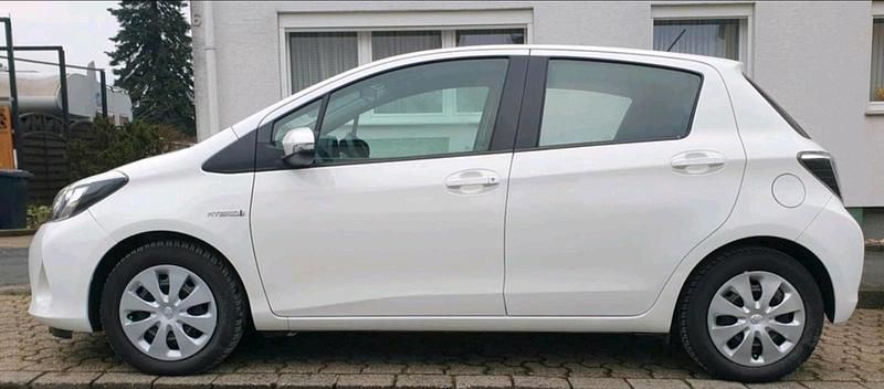 Gebraucht Toyota Yaris Hybrid 75 PS (55 kW) 2013 Weiß Kleinwagen