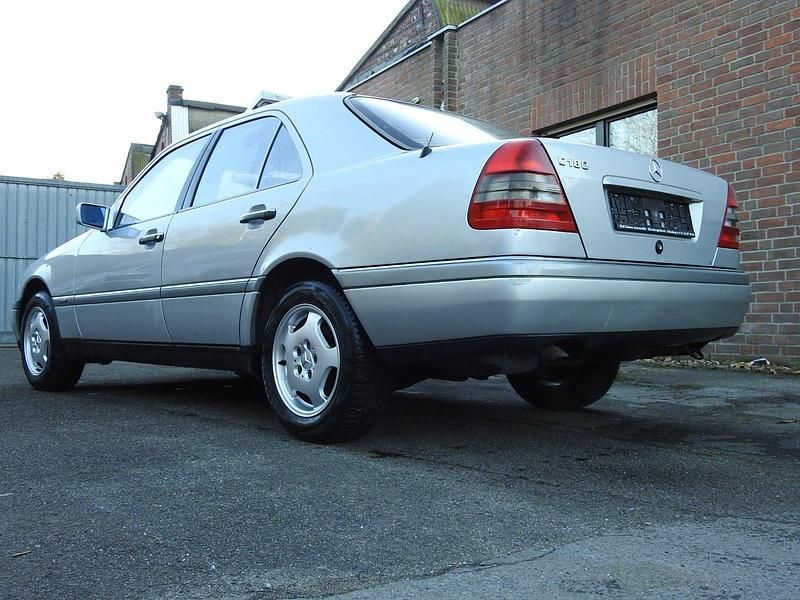 Gebraucht Mercedes C180 Elegance 122 PS (89 kW) 1997 Silber Limousine