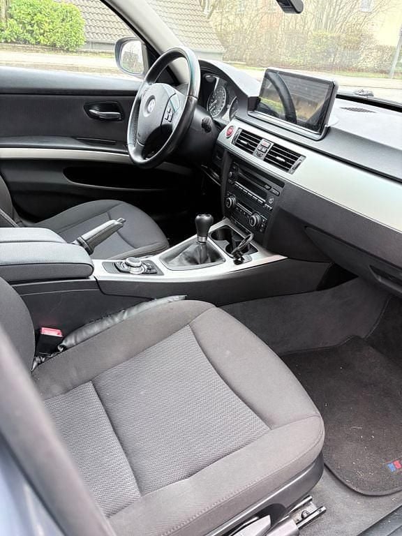 Gebraucht BMW 318 143 PS (105 kW) 2009 Blau Limousine