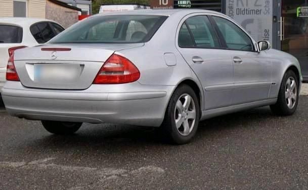 Silber Gebraucht 2002 Mercedes E220 Limousine | 3.100 € (Fairer Preis) - Bild 1/4
