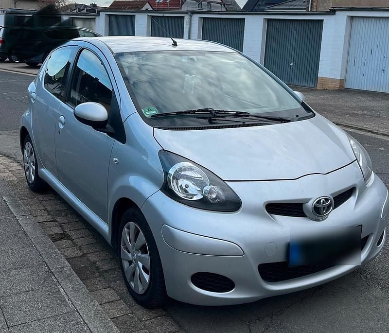 Gebraucht Toyota Aygo 68 PS (50 kW) 2012 Grau Kleinwagen