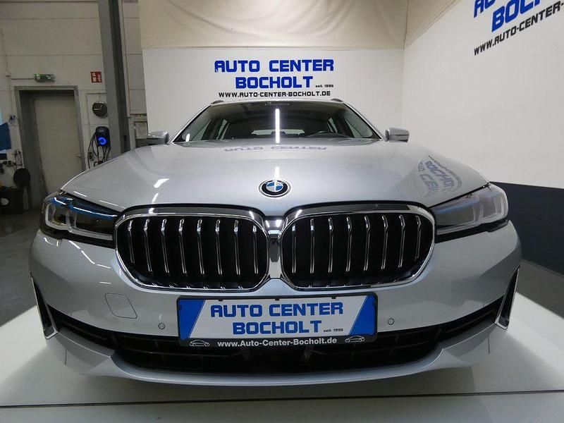Silber Gebraucht 2021 BMW 530e Luxury Line Limousine | 23.900 € (Superpreis) - Bild 1/4