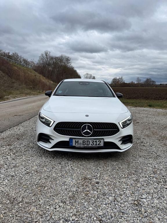 Weiß Gebraucht 2019 Mercedes A200 AMG Limousine | 21.900 € (Guter Preis) - Bild 1/4