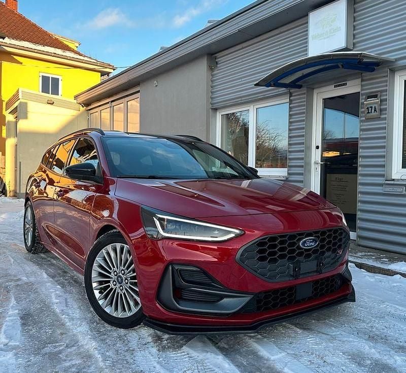 Rot Gebraucht 2023 Ford Focus ST Limousine | 28.490 € (Fairer Preis) - Bild 1/4