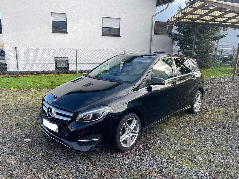 Schwarz Gebraucht 2016 Mercedes B200 Urban Van / Kleinbus | 15.500 € (Guter Preis) - Bild 1/4