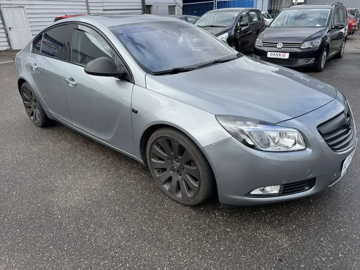 Gebraucht Opel Insignia Sport 220 PS (161 kW) 2009 Silbersee/perl silber (m2) Limousine