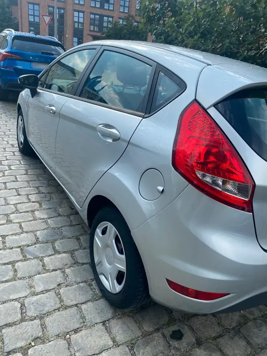 Gebraucht Ford Fiesta Trend 60 PS (44 kW) 2012 Silber Limousine