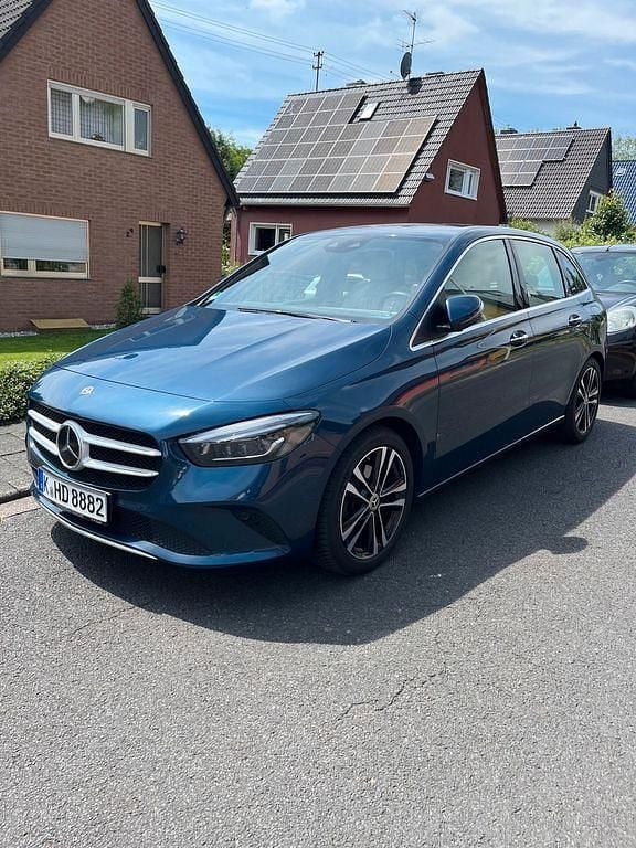 Blau Gebraucht 2019 Mercedes B200 Van / Kleinbus | 20.900 € (Guter Preis) - Bild 1/4