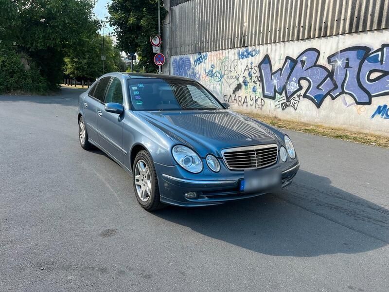 Blau Gebraucht 2005 Mercedes E320 Limousine | 3.600 € (Guter Preis) - Bild 1/4