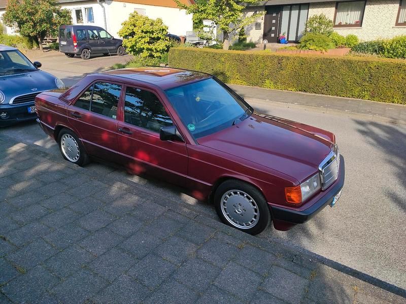 Rot Gebraucht 1993 Mercedes 190 Limousine | 7.990 € - Bild 1/4