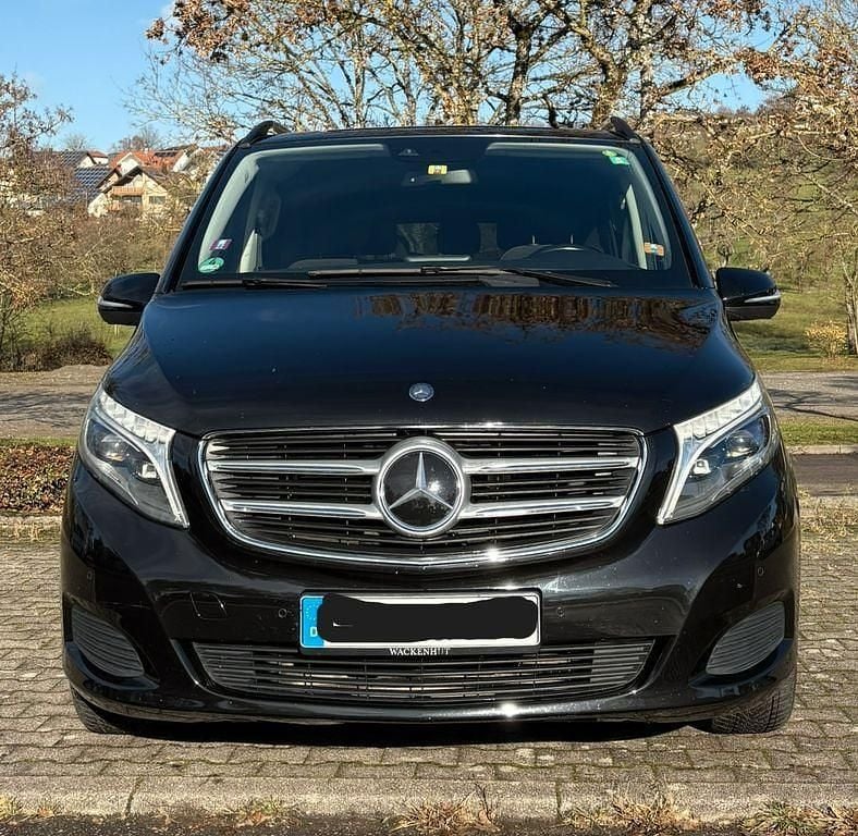 Schwarz Gebraucht 2016 Mercedes V250 Avantgarde Edition Van / Kleinbus | 23.500 € (Guter Preis) - Bild 1/4