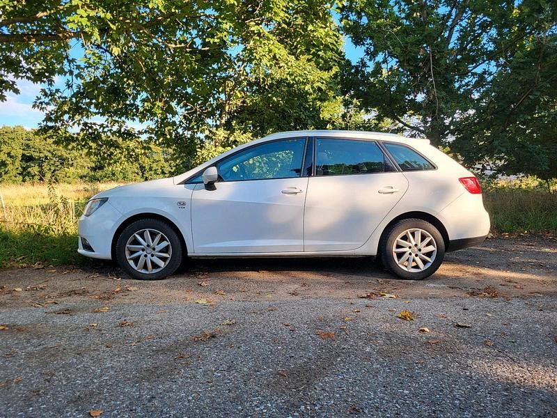 Weiß Gebraucht 2012 Seat Ibiza ST Kombi | 2.999 € (Fairer Preis) - Bild 1/4