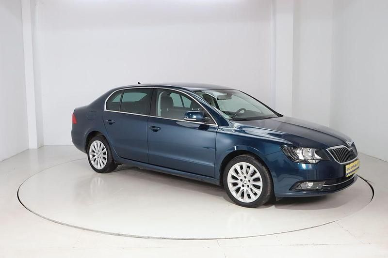Gebraucht Skoda Superb 160 PS (117 kW) 2015 Blau Limousine