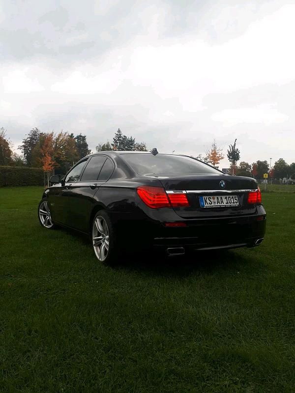 Gebraucht BMW 740 306 PS (225 kW) 2012 Blau Limousine