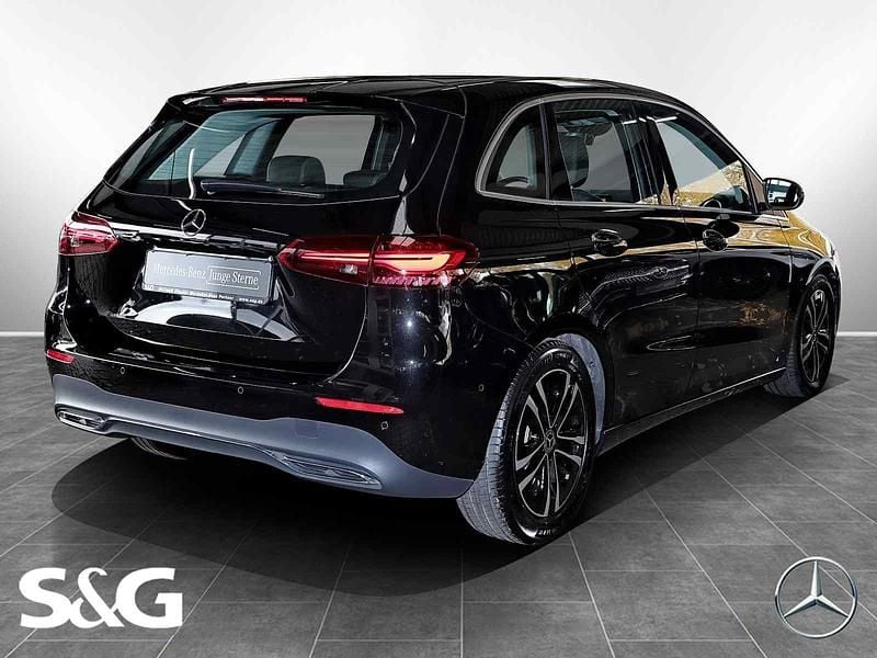 Gebraucht Mercedes B200 Progressive 163 PS (119 kW) 2024 Metalliclack kosmosschwarz Van / Kleinbus