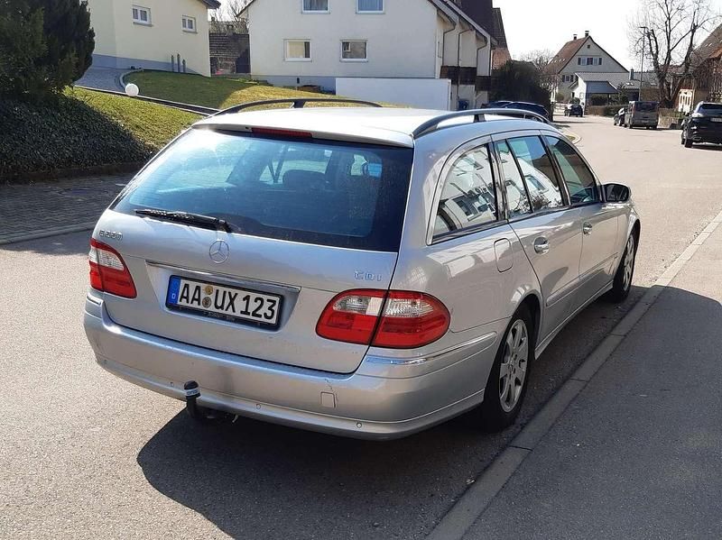 Usado Mercedes E220 150 CV (110 kW) 2006 Plateado Familiar