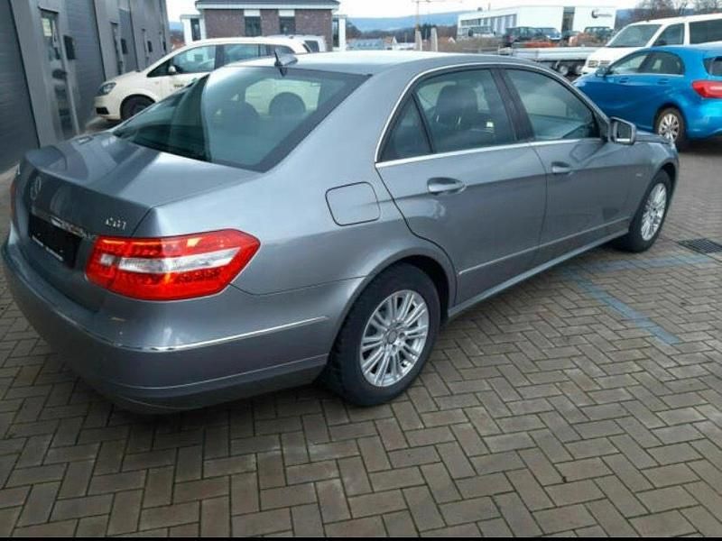 Grau Gebraucht 2011 Mercedes E200 Limousine | 12.000 € (Fairer Preis) - Bild 1/4