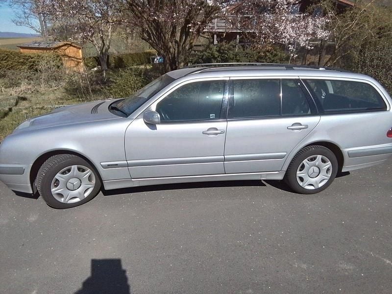 Gebraucht Mercedes E320 Classic 197 PS (144 kW) 2001 Silber Kombi