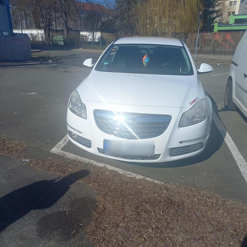 Gebraucht Opel Insignia 131 PS (96 kW) 2010 Weiß Van / Kleinbus