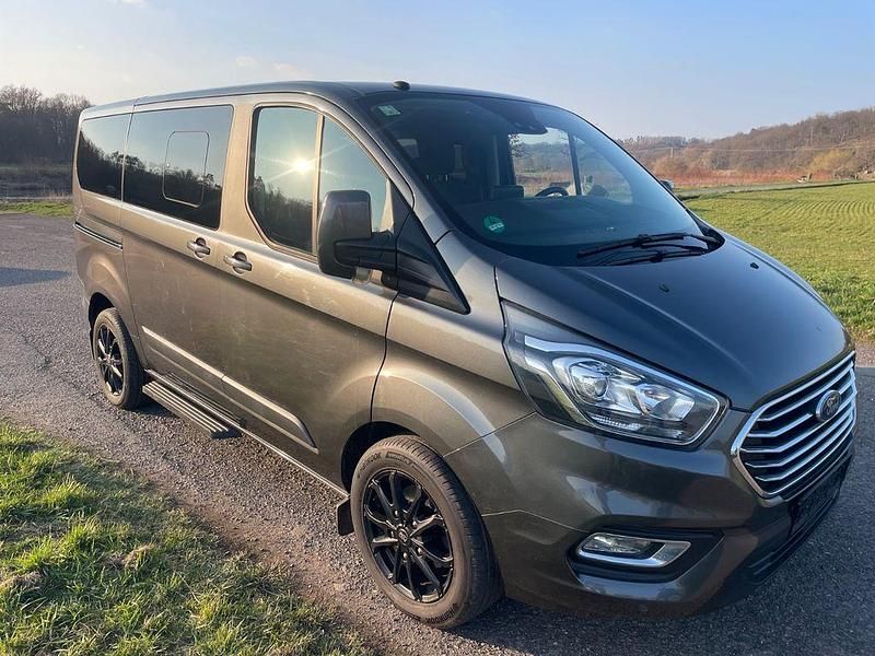 Gebraucht Ford Tourneo 131 PS (96 kW) 2019 Grau Van / Kleinbus