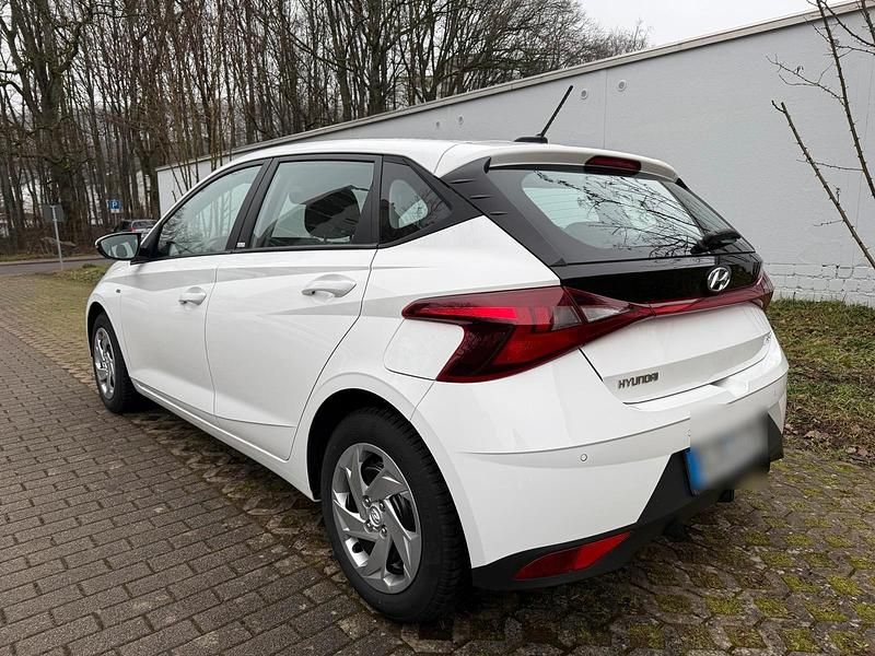 Gebraucht Hyundai i20 101 PS (74 kW) 2021 Weiß Kleinwagen