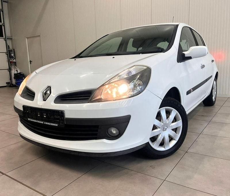 Weiß Gebraucht 2008 Renault Clio II Dynamique Limousine | 2.490 € (Fairer Preis) - Bild 1/4