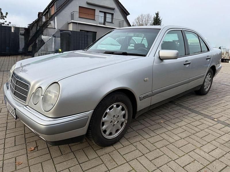 Silber Gebraucht 1998 Mercedes E200 Elegance Limousine | 1.999 € (Fairer Preis) - Bild 1/4