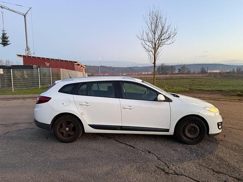 Gebraucht Renault Mégane III Expression 110 PS (80 kW) 2012 Weiß Limousine